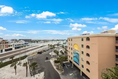 Image de Décor impressionnant dans une grande unité avec vue panoramique sur le passage de John depuis le balcon du dernier étage - Wifi gratuit