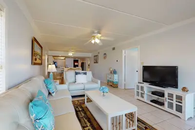 Image de Condo avec vue partielle sur la mer w / bain à remous et piscine partagés - à proximité des animations!