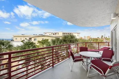 Image de Décoration exquise, mise à jour 1225 m² 2b 2b Balcon avec vue sur la plage - Wifi gratuit - Crimson 205