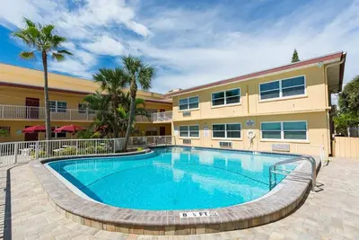 Image de Grand appartement mis à jour au bord de la piscine - De l'autre côté de la rue, du village de John's Pass - Wifi gratuit