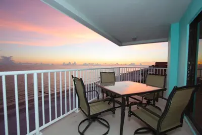 Image de 5ème étage, Penthouse d'angle avec vue imprenable sur la plage! 2 très grands lits, idéal pour les grandes familles.