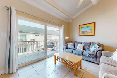 Image de Maison lumineuse et contemporaine avec piscine partagée et emplacement central!