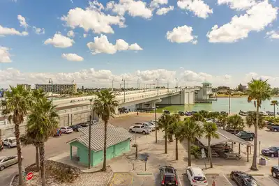 Image de # 305 Beach Place Condos: 3 Br / 2 Ba à Madeira Beach, pour 8 personnes