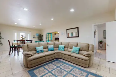 Image de Condo lumineux et tropical avec piscine privée et accès facile à la plage!