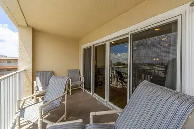 Image de Nouvelle vue à l'intérieur du dernier étage de John's Pass dans le complexe Beach Front - Wifi gratuit