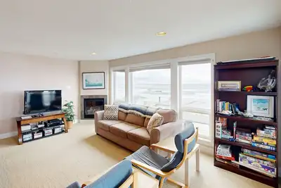 Image de Condo moderne avec une vue magnifique - 1 min Ă pied de la plage!