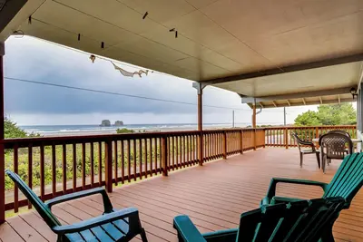 Image de Maison en bord de mer acceptant les chiens avec vue sur l'océan et divertissement - à pied de la plage!