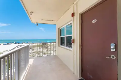 Image de Direct Beach Second Floor - Mis à jour et à quelques pas de la plage - Superbes vues sur la plage - Wifi gratuit