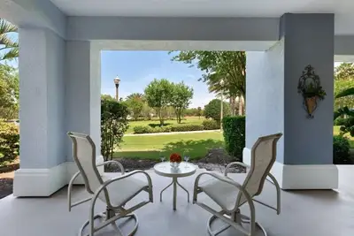Image de Condo Réunion avec 3 chambres avec salle de bains privative, cuisine complète, accès à 5 piscines sur place, à quelques minutes de Disney! !