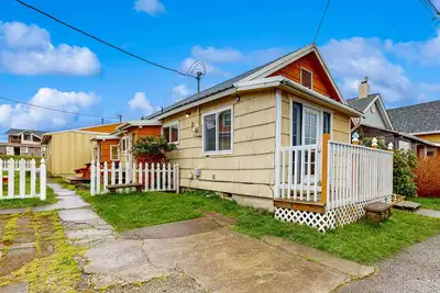 Image de Lovely cottage cĂ´tier minutes du centre-ville et 1 bloc Ă la plage - 1 chien de bienvenue!