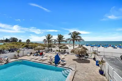 Image de # 107 Beach Place Condos: 3 Br / 2 Ba à Madeira Beach, pour 8 personnes