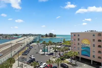 Image de Top Floor Corner Unit au Col Vues Astounding de John! Chambre principale accès au balcon. - Wifi gratuit