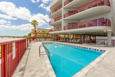 Image de Grand luxe mis à jour avec balcon - Piscine et bain à remous - Wifi gratuit