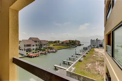 Image de Condo Dockside avec piscine partagée et jacuzzi, superbes vues sur le coucher du soleil!