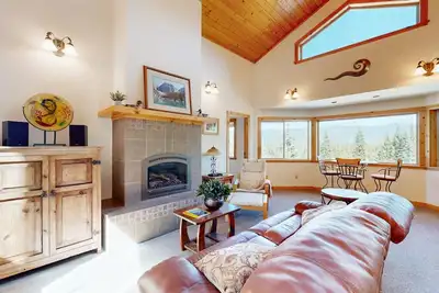 Image de Superbe maison skis aux pieds avec bain à remous privé, près du golf, du ski et plus encore!