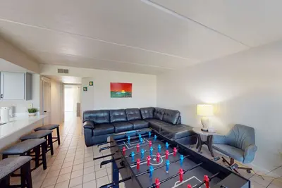 Image de Appartement de plage avec piscine commune et balcon privé, à distance de marche des vagues