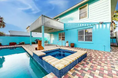 Image de Spacieux, maison chien-friendly w / piscine privée, bain à remous, et terrasse!