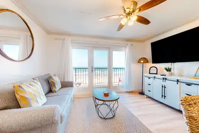 Image de Condo au bord de l'eau avec chiens, piscine partagée, bain à remous partagé et accès à la plage