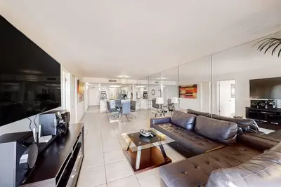 Image de Rez de chaussée, condo front de mer avec bain à remous partagé, piscine, tennis - près de la plage