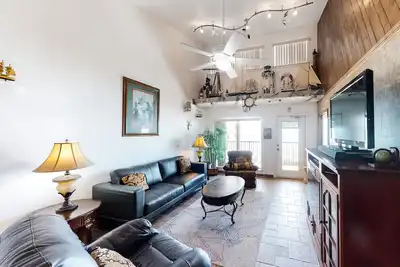 Image de Condo en bord de mer avec vue sur l'océan, piscine partagée, bain à remous et courts de tennis