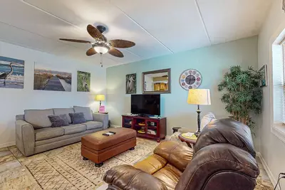 Image de Condo familial pour familles au bord de la mer avec piscine partagée, bain à remous et excellent emplacement