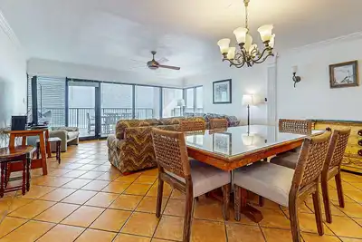 Image de Condo d'angle en bord de mer avec vue sur l'océan, piscine commune, bain à remous, tennis