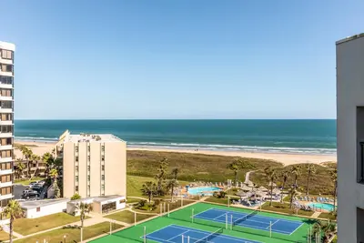 Image de Complexe en bord de mer avec chiens, piscines, bains à remous, courts de tennis et plus encore!