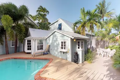 Image de Maison familiale w \/ piscine privée, patio meublé et parking - Chiens Ok!