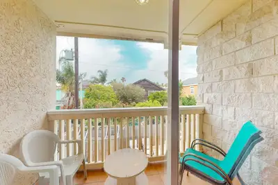 Image de Appartement spacieux près de la plage avec balcon privé et piscine partagée