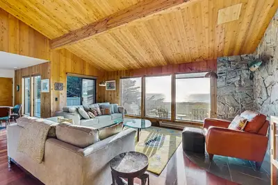 Image de Maison en bord de mer avec bain à remous, terrasse, accès à la piscine partagée, et les chiens aussi!