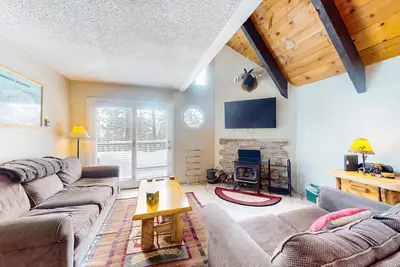 Image de Maison de ville spacieuse et mise à jour avec une terrasse, un bain à remous partagé et un sauna
