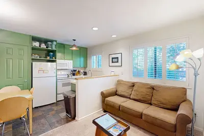 Cozy, condo coloré w / piscine partagée et bain à remous - deux miles de Eagle Lodge