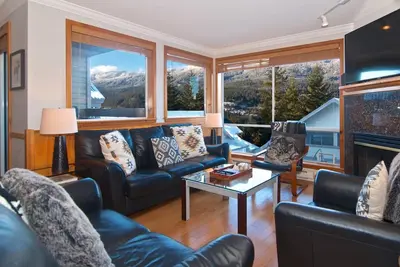 Image de Maison De Ville Famille Nouvelle Peinte et rénovée en juin 2018 à Whistler Creek. Hot Tub privé