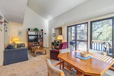 Mountainview, studio à deux niveaux w / ponts, piscine partagée & bain à remous - à proximité de ski