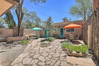 Image de Cozy Cottage w / Courtyard - à quelques minutes de Santa Fe Plaza
