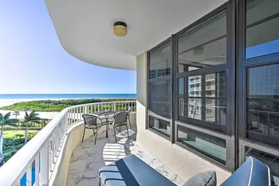 Image de Marco Island Resort Condo avec balcon, piscine et plage