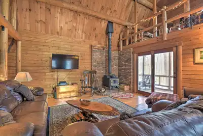 Image de Cabane rustique Madison «Treehouse» avec salle de jeux, terrasse