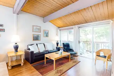Condo adapté aux chiens avec piscine partagée et bain à remous près de l'action de Mammoth Lakes!