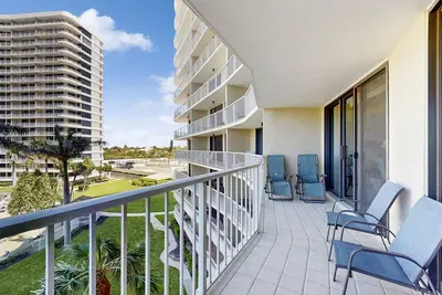 Image de Élégant, condo front de mer w / piscine, bain à remous partagé, accès tennis - à pied de la plage