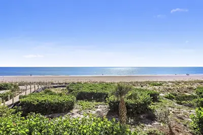 Image de Gated condo en bord de mer w / vue sur l'océan et deux piscines chauffées