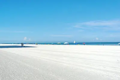 Image de Condo au dernier étage avec piscine chauffée et à quelques pas de la plage et des boutiques