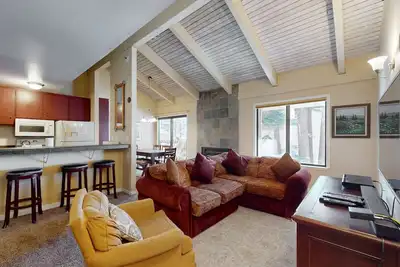 Condo spacieux au sommet d'une montagne avec sauna, piscine et bain à remous communs!