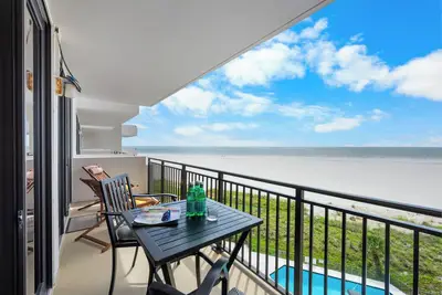 Image de Condo ensoleillé en bord de mer avec piscine chauffée et vue sur l'océan inoubliable