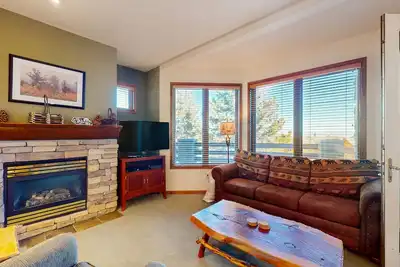 Ce condo skis aux pieds offre une vue panoramique sur la montagne et un bain à remous commun!