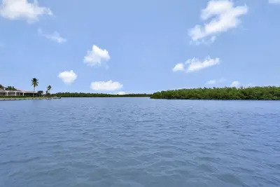 Image de Maison au bord de l'eau sur un lot clé avec grande piscine chauffée et vue sur la rivière Marco