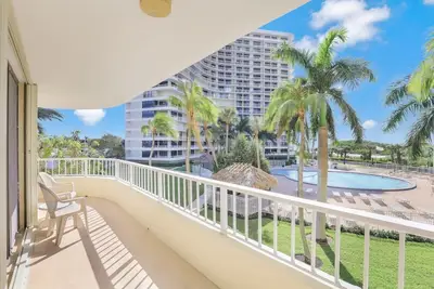 Image de Idéalement situé en bord de mer condo w / piscine chauffée et deux balcons séparés