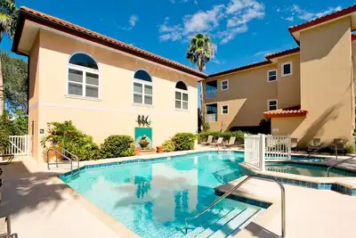 Image de Condo tournesol avec deux piscines - dont une directement sur la plage! Ascenseur