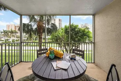 Image de Condo jardin paisible avec piscine chauffée en face de South Beach