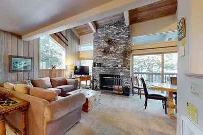 Image de Spacieuse maison de montagne avec mezzanine et piscine partagée, bain à remous et sauna.