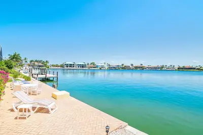 Image de Accueil Waterfront w / piscine chauffée, bain à remous et balcon au deuxième étage